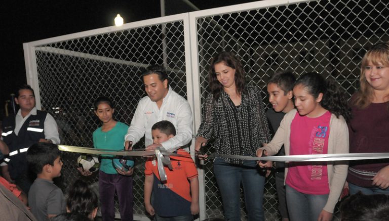 Damián Zepeda cumple compromiso con vecinos de Montecarlo