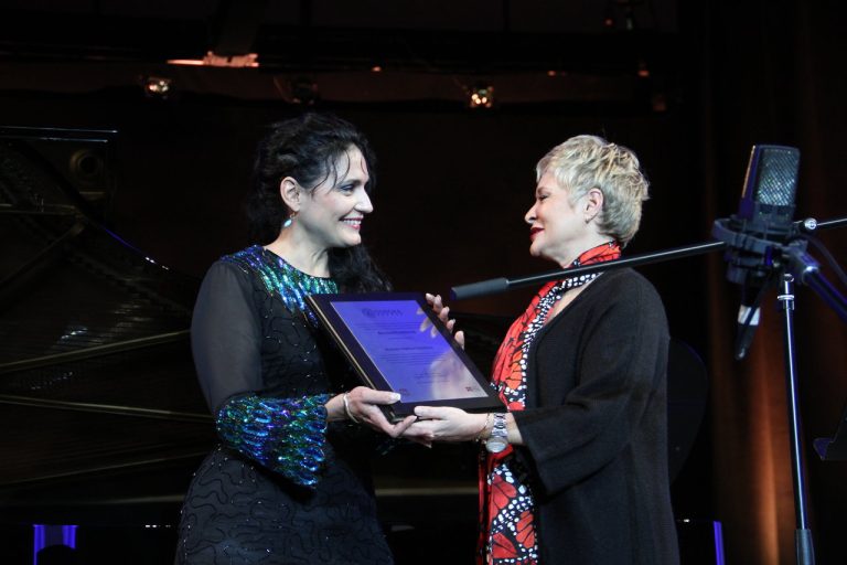 Recibe Marybel Ferrales presea de Maestra Sonorense en el FAOT 2015