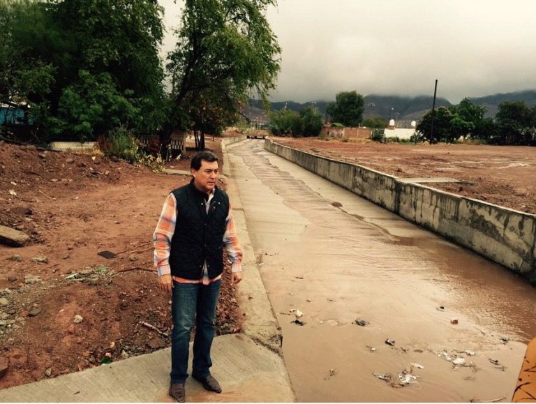 Anuncia Otto Claussen plan emergente de bacheo tras lluvias en Guaymas