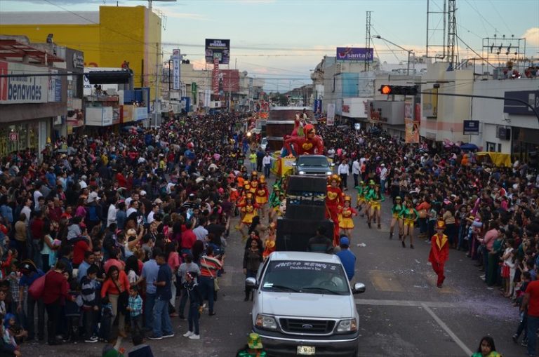 Disfrutan más de 50 mil personas desfile de carros alegóricos