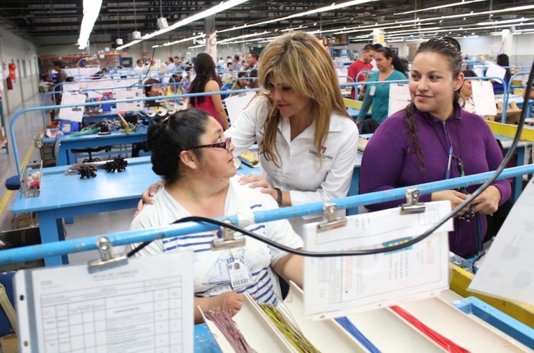 Claudia Pavlovich propone vida sana a trabajadores de maquilas