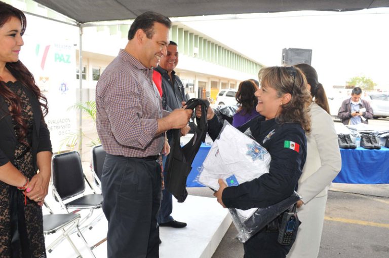 Dota ALC de uniformes a policías municipales