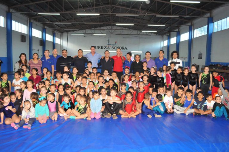 Entrega Alcalde patrocinio a centro de gimnasia