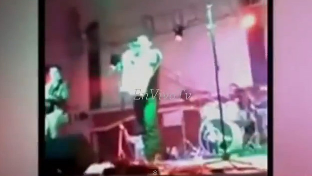 Novio celoso balea al cantante Alferdito Olivas en pleno concierto