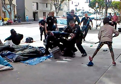 Policia de Los Angeles balea y mata a un indigente