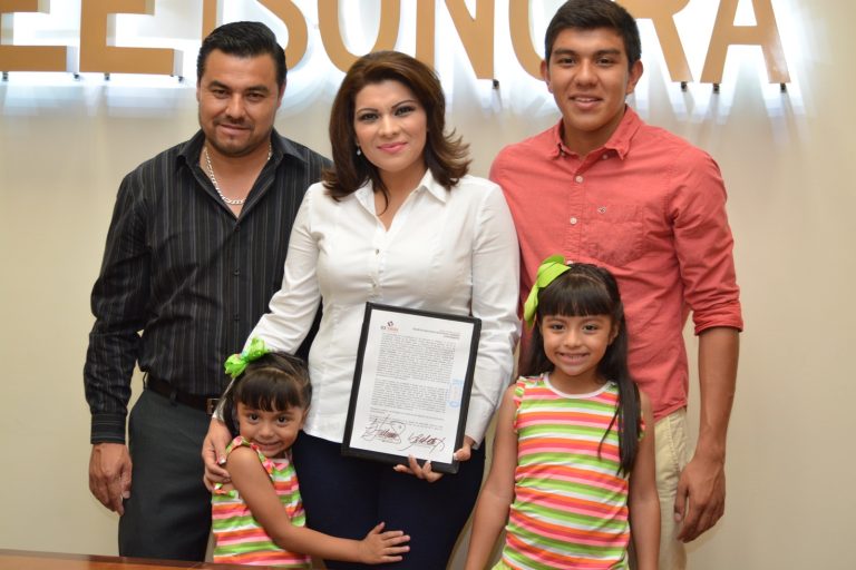 Registra Lorenia Valles candidatura a la alcaldía de Hermosillo ante el IEE