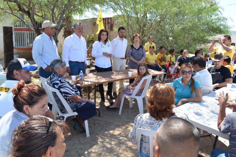 Visita Lorenia Valles a vecinos de la Villa Hermosa