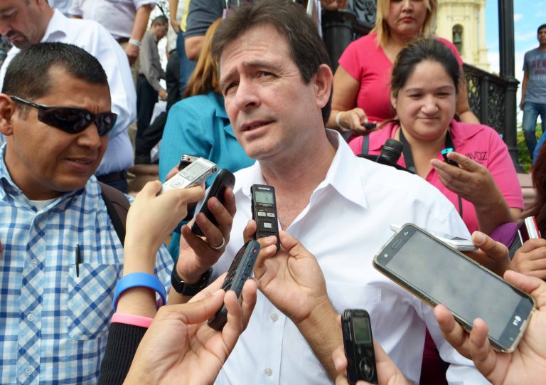 Javier Gándara se avergüenza de Padrés durante debate: Alfonso Elías