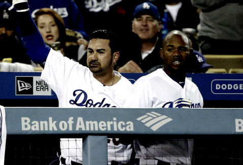 Logra Adrián González récord histórico de jonrones en MLB