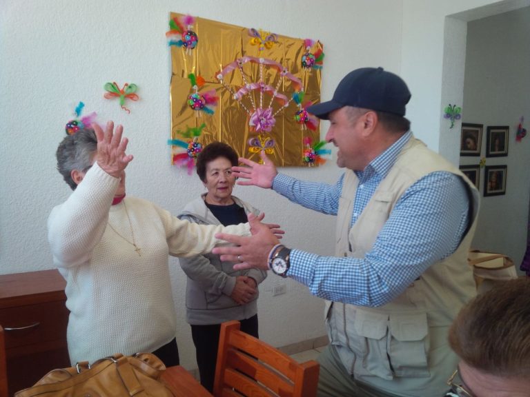 Javier Dagnino continúa sus visitas casa por casa en Cananea