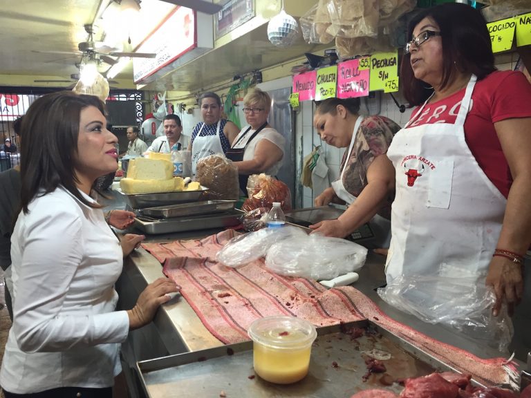 Visita Lorenia Valles el mercado municipal