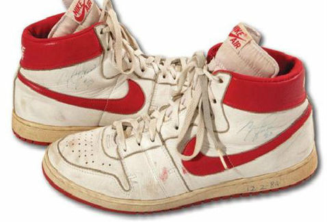 Subastan tenis de Jordan