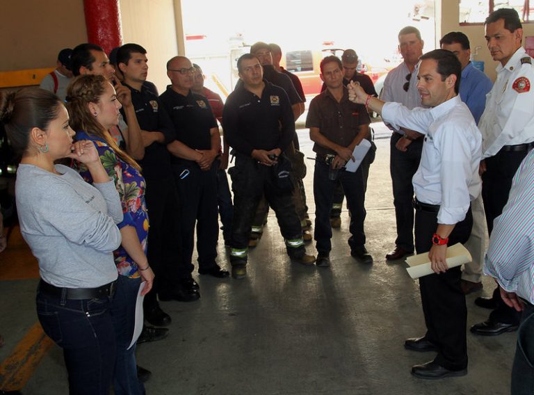 Ofrece Maloro Acosta dignificar labor de los Bomberos