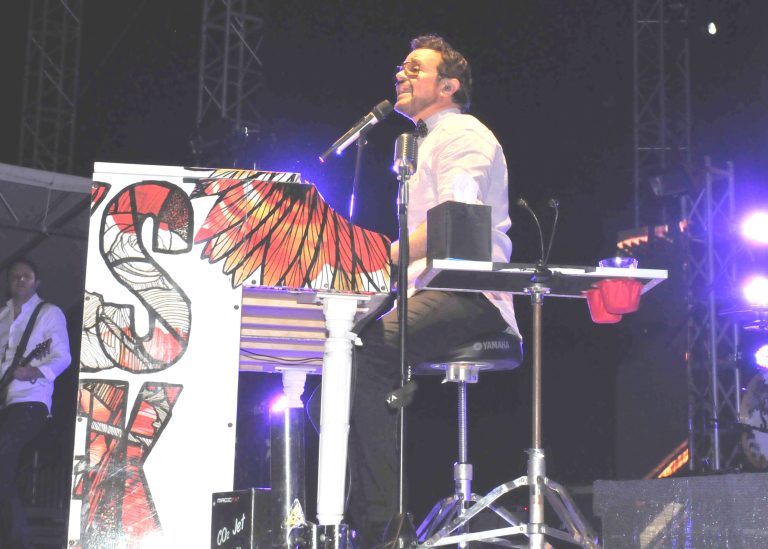 Prende Fiestas del Pitic Alex Syntek