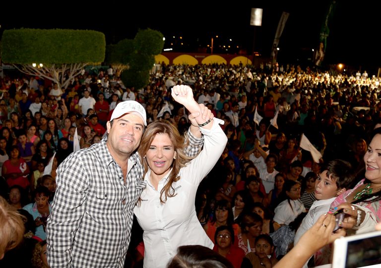 Festeja Claudia Pavlovich con mamás de colonias populares