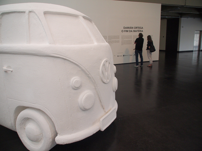 Crea artista mexicano esculturas con unicel y las exhibe en Brasil