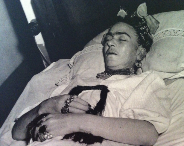 Exhiben en Nueva York fotografías poco comunes de Frida Kahlo