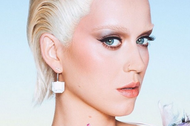 Katy Perry cambia su look ¡luce irreconocible!