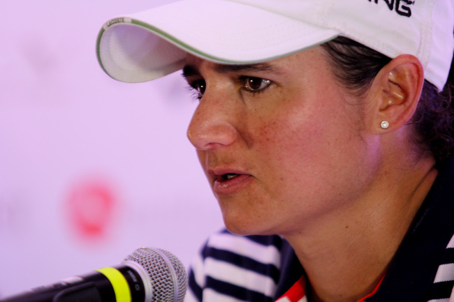 Lorena Ochoa da cátedra en Cancún a favor de niños