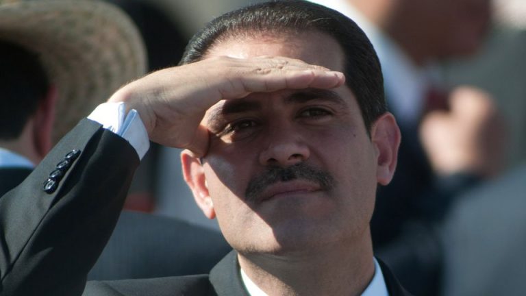 Traen en jaque a GPE columnistas nacionales