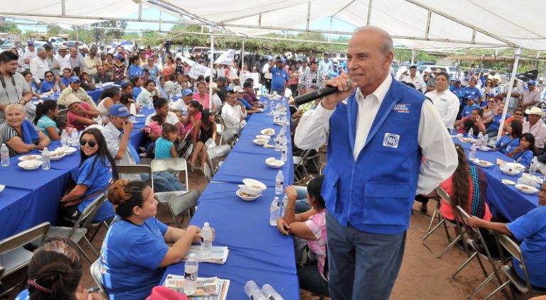 Establece Javier Gándara Magaña acuerdos con representantes de la etnia mayo.