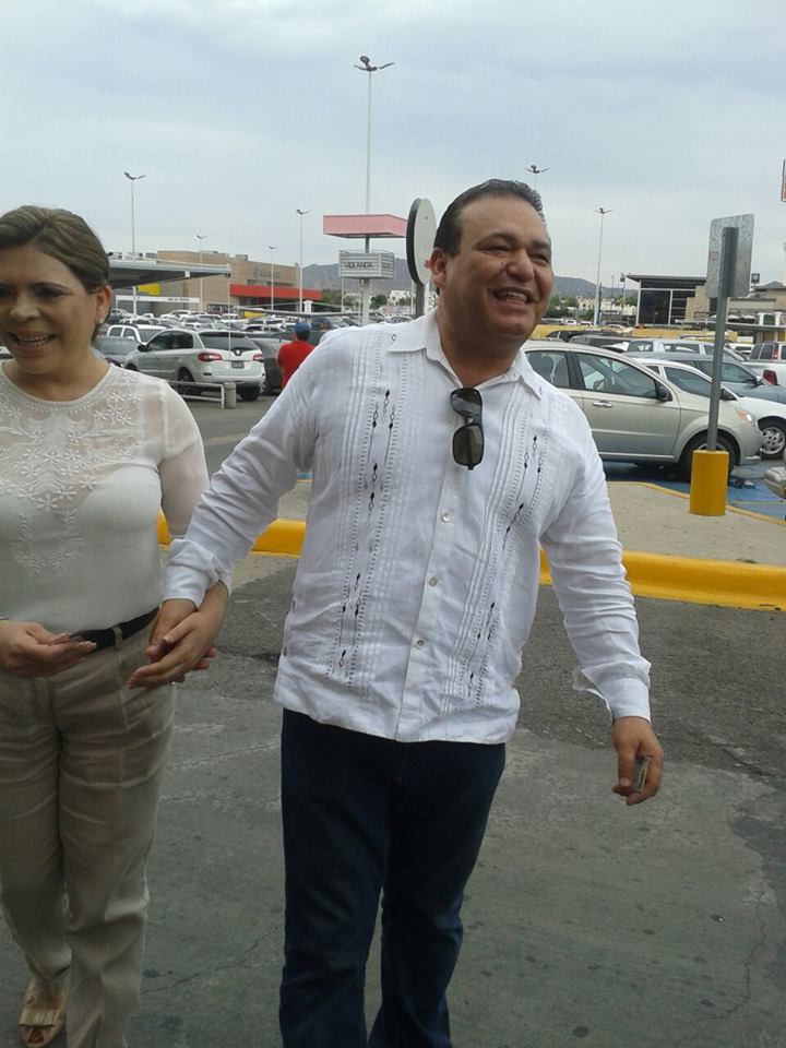 Sale a emitrir su voto Alejandro Lopez Caballero