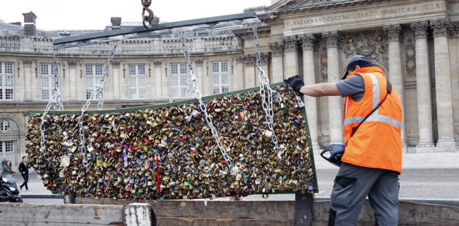 París retira los candados del amor