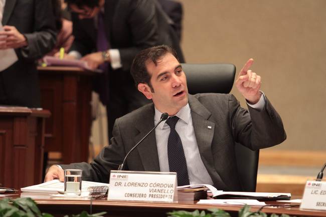 Critica Córdova Vianello a la sociedad por ser poco exigente con los candidatos