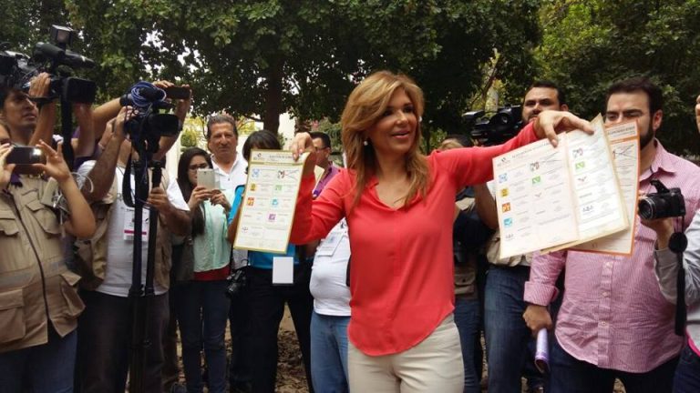 Claudia Pavlovich sale a emitir su voto