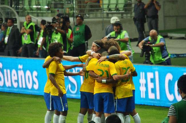 Brasil vence 2-0 a México