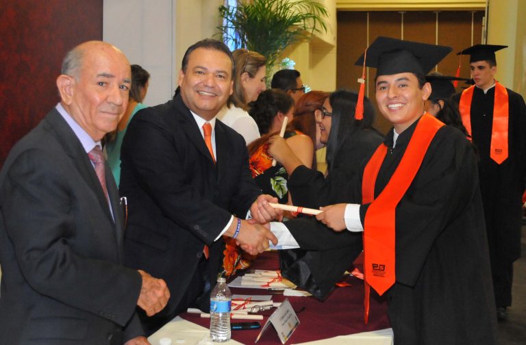 Reconocen al Alcalde, graduantes del Cobach