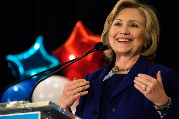 Esposa del expresidente estadounidense, Bill Clinton, Hillary ha tenido una carrera política propia desde 2001. Fue senadora por Chicago hasta 2009 y posteriormente se integró como secretaria de Estado (2009-2013) al gabinete del presidente Barack Obama.