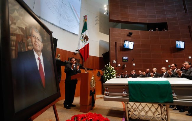 Senado rinde homenaje luctuoso de cuerpo presente a Manuel Camacho Solís