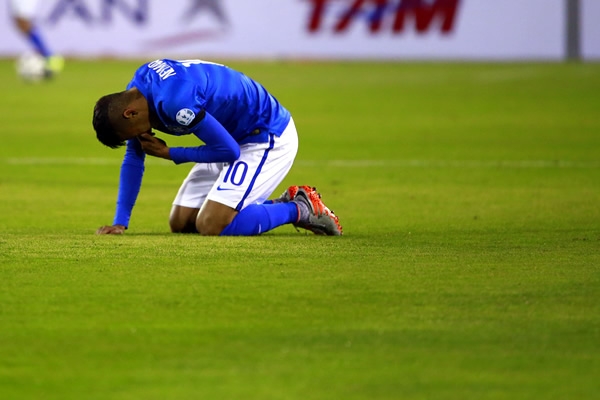 Neymar, suspendido dos juegos; Brasil en apuros