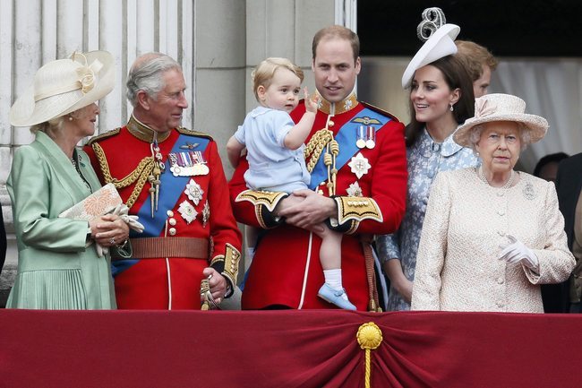 Festeja la reina Isabel II su ‘cumpleaños’ 89 con desfile en Londres
