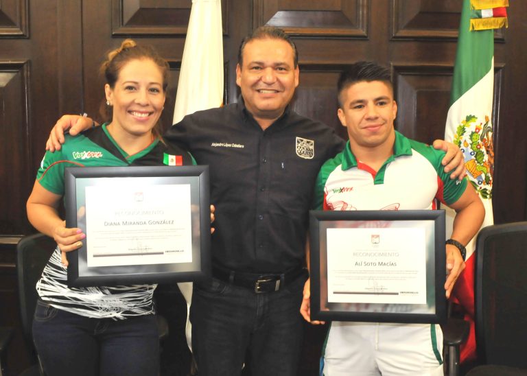 Entrega Alcalde reconocimiento a deportistas