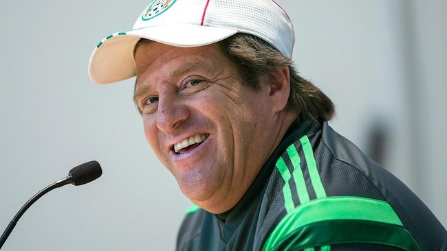 Herrera afronta condena social y posible despido por golpear a un periodista