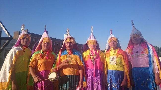 Sorprenden voladoras de Puebla a público británico en cierre de las ‘Cuatro Fridas’
