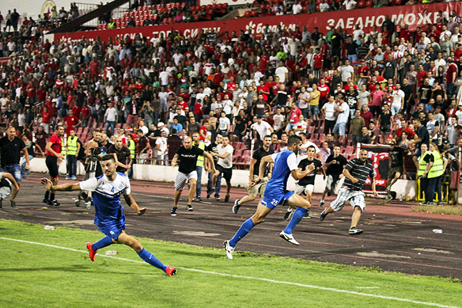 Aficionados defienden a sus jugadores y persiguen a rivales #Video