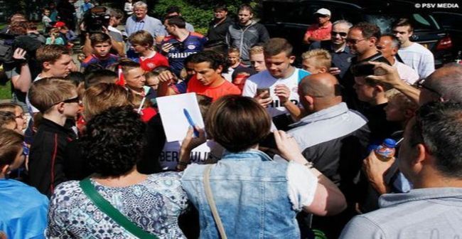 Gran recibimiento de afición y directiva del PSV para Guardado en su regreso a Holanda