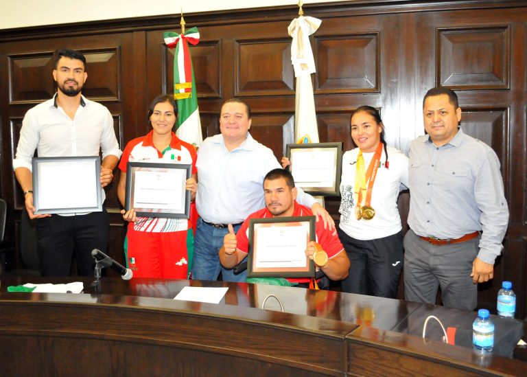 Reconocen a deportistas de juegos panamericanos