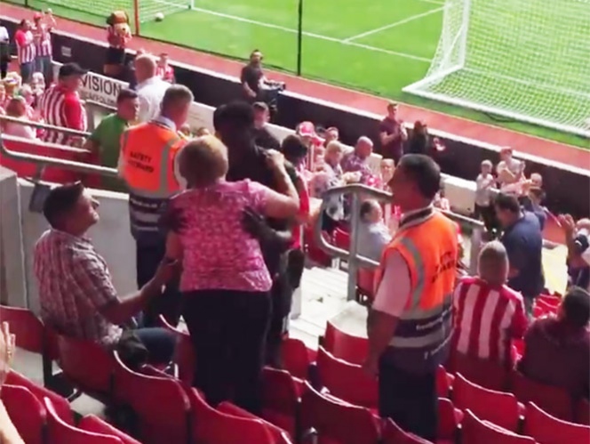 Gran gesto de Lukaku con aficionada tras pelotazo