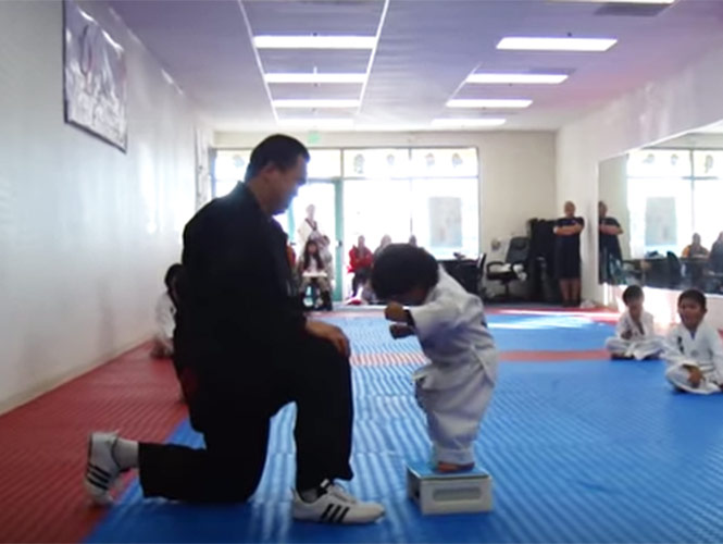 Niño taekwondoín provoca risas al romper una tabla #Video