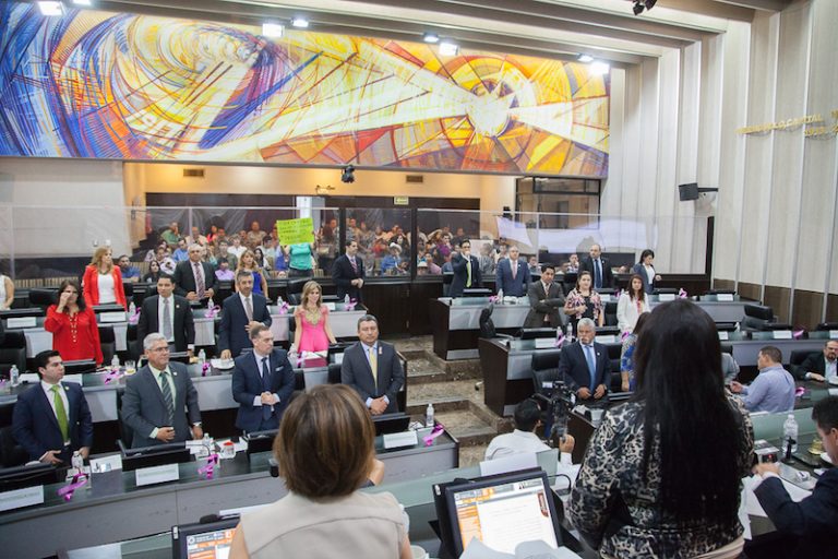 Proponen 50% + 1 y no 2/3 partes de diputados para que haya quórum