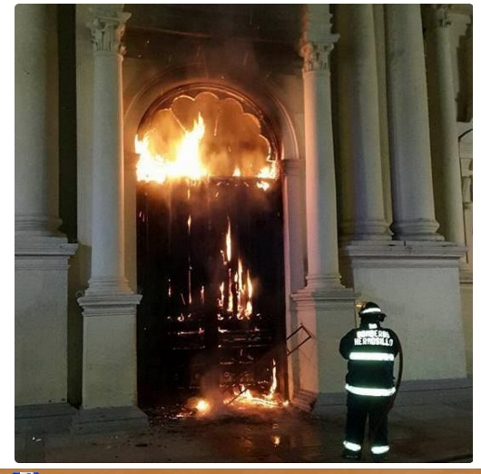 Quema de la puerta en Catedral: ¿Cortina de humo o mensaje?