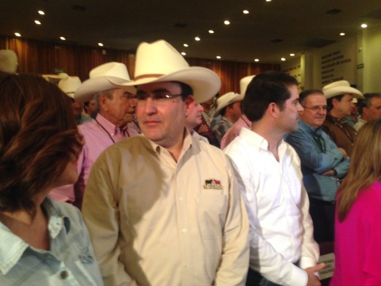 Otorga la UGRS reconocimiento  como ganadero  de excelencia a Agustín Rodríguez