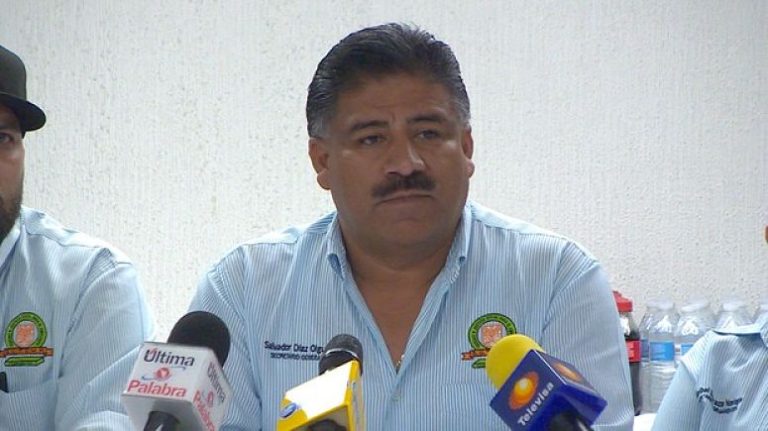 Muestra Salvador Díaz sus cartas de apoyo político… azul