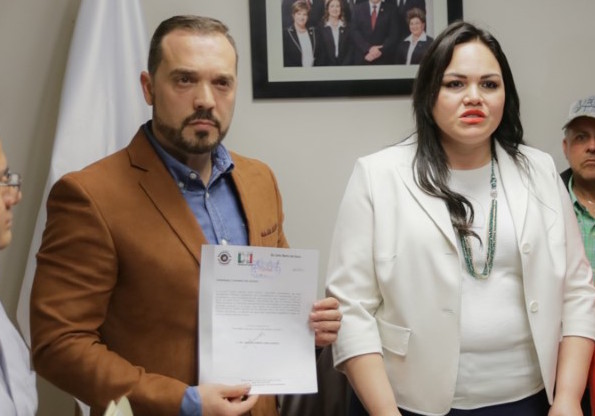 El fuero es irrenunciable, pero la renuncia vende