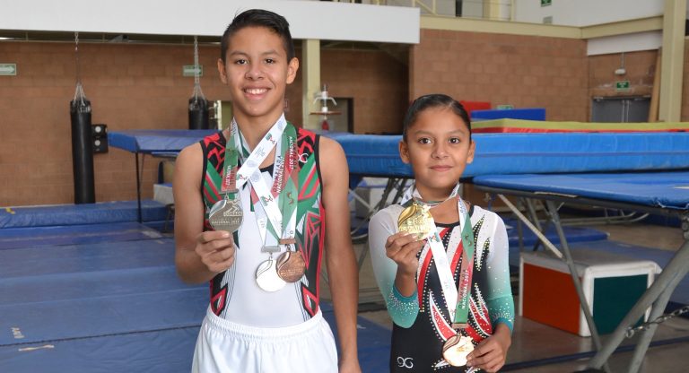 Alumnos atletas se preparan para representar a México en mundiales de gimnasia.
