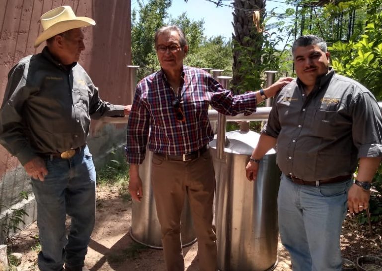 Entrega Secretario de Economía planta destiladora de Bacanora